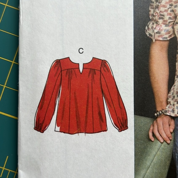McCall Sewing Pattern - Top M8026 - Picture 7 of 8